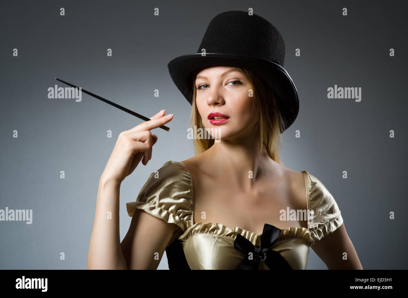 Frau Zauberer mit Zauberstab und Hut Stockfoto