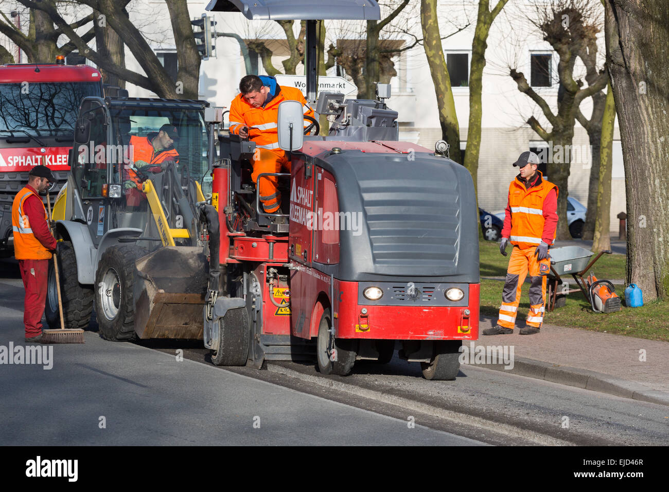 Männer, die Reparatur einer Straße bedienen schweren Maschinen Stockfoto