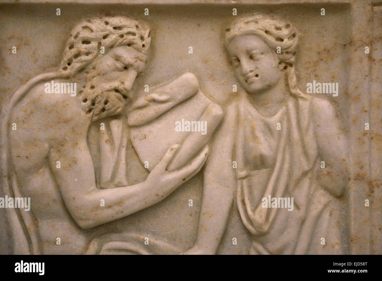 Römische Epoche. Sarkophag. Marmor. Mitteltafel. Relief zeigt einen sitzenden männlichen Lehrer halten eine Schriftrolle und einem Schüler lesen Stockfoto
