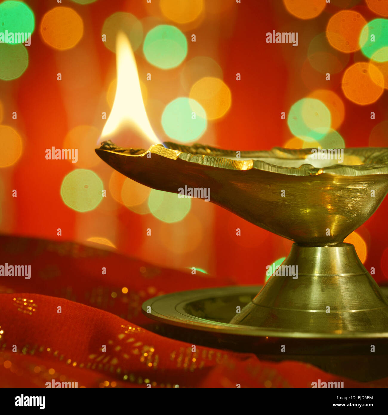 Eine metallische traditionelle indische Lampe leuchtet im Dunkeln. Diwali Grüße. Stockfoto