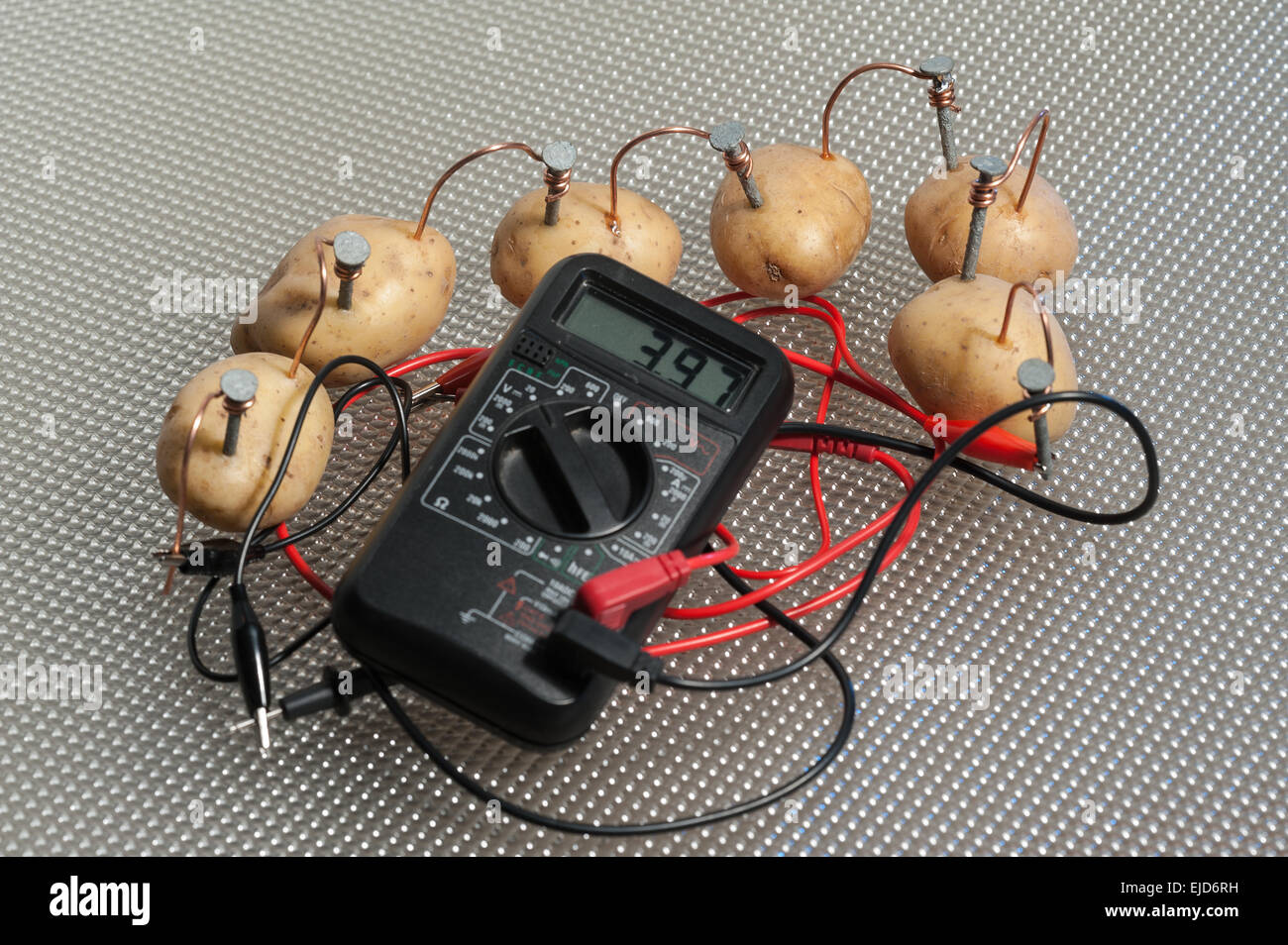 Alternative Energie Quelle Elektrischer Strom Der Kartoffel Angeordnet Ist Serie Bietet Spannung Licht Led Lampe Mit Elektroden Stockfotografie Alamy 
