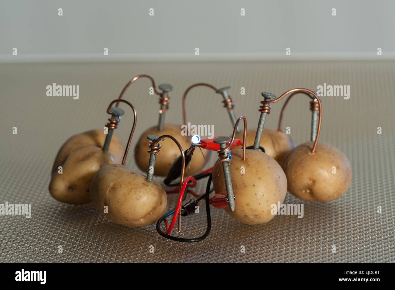 Alternative Energie Quelle Elektrischer Strom Der Kartoffel Angeordnet Ist Serie Bietet Spannung Licht Led Lampe Mit Elektroden Stockfotografie Alamy
