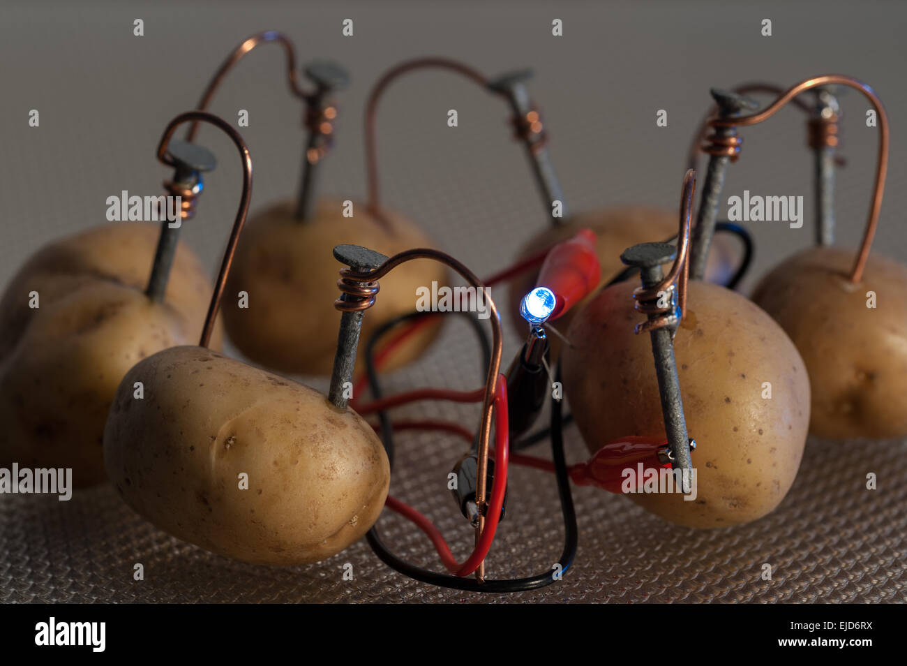 Alternative Energie Quelle Elektrischer Strom Der Kartoffel Angeordnet Ist Serie Bietet Spannung Licht Led Lampe Mit Elektroden Stockfotografie Alamy 