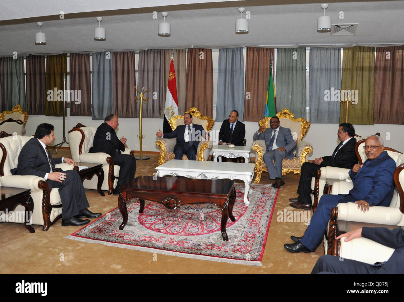 Addis Abeba, Addis Abeba, Äthiopien. 23. März 2015. Der ägyptische Präsident Abdel Fattah al-Sisi wird von äthiopische Ministerpräsident Hailemariam Desalegn begrüßt, bei der Ankunft am internationalen Flughafen Bole in Äthiopiens Hauptstadt Addis Abeba, 23. März 2015. Staats-und Regierungschefs aus Ägypten, Äthiopien und Sudan einen Vertrag Zusammenarbeit am Montag über einen riesigen äthiopischen Staudamm an einem Nebenarm des Flusses Nil, im Rahmen eines Angebots zur Deeskalation über regionale Wasserversorgung © Ägyptische Präsidentschaft/APA Bilder/ZUMA Draht/Alamy Live News Stockfoto