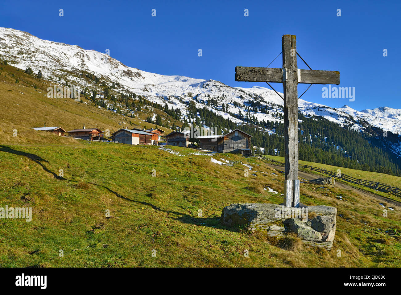 Die ehemalige Gilfert Gipfelkreuz, stehen jetzt auf der Nonsalm Alp, Weerberg, Tirol, Österreich Stockfoto