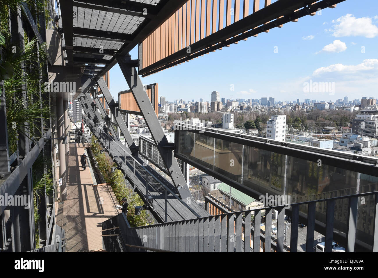 Tokio, Japan. 24. März 2015. Neu abgeschlossenen Büro Gebäude von Toshima Ward zeigt den Medien am neuen Standort, nur wenige Häuserblöcke vom Bahnhof Ikebukuro, Dienstag, 24. März 2015. Die Stadtverwaltung wird die unteren sechs Etagen des 49-geschossigen Gebäude besetzen und im obere Teil werden rund 430 Wohnungen. © Natsuki Sakai/AFLO/Alamy Live-Nachrichten Stockfoto