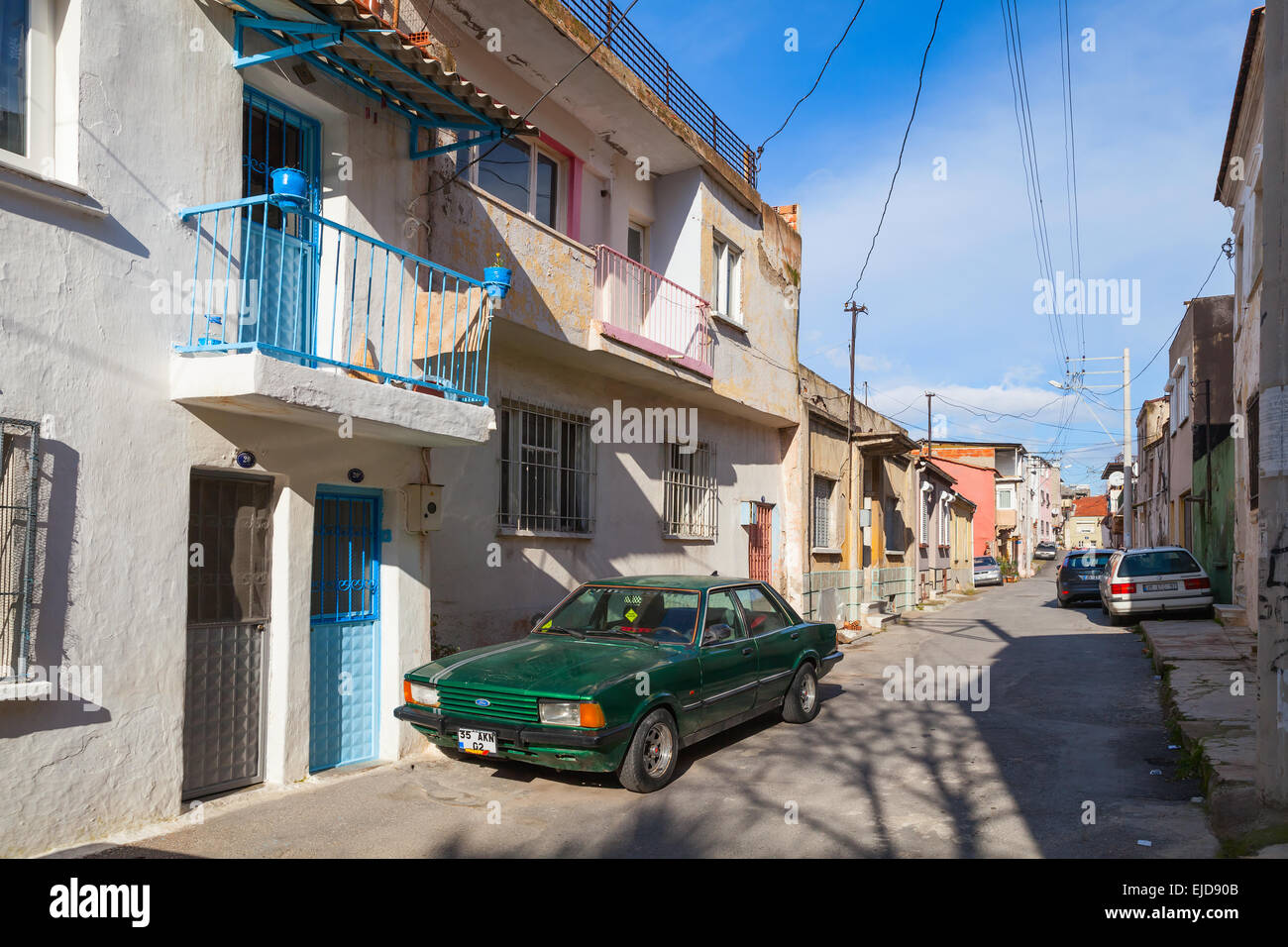 Izmir, Türkei - 12. Februar 2015: Gewöhnliche Straßenansicht mit kleinen Wohnhäuser und geparkte Autos, Altstadt von Izmir Stockfoto