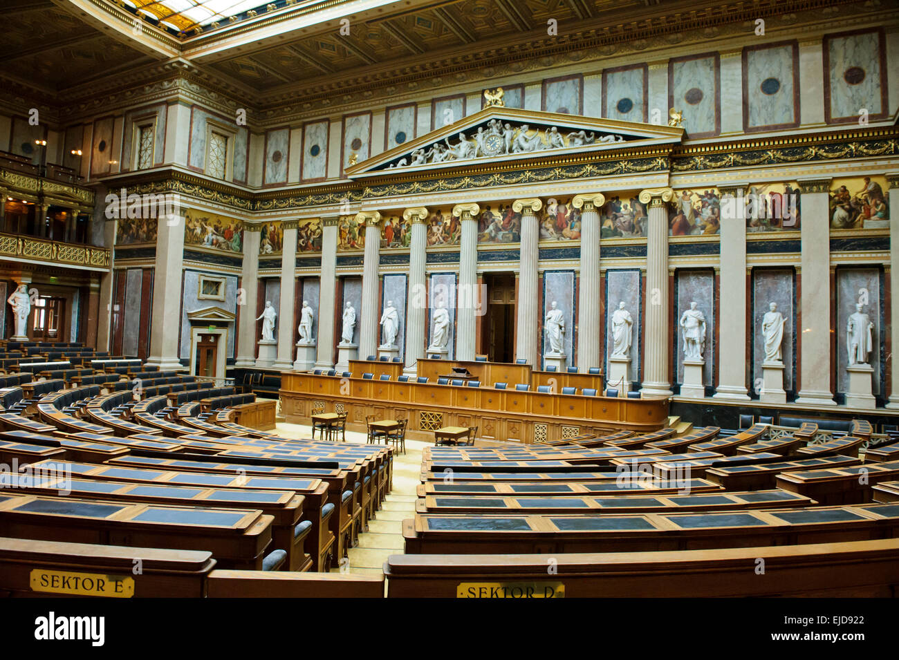 Montage-Bundeskammer am österreichischen Parlamentsgebäude, Wien, Österreich. Stockfoto