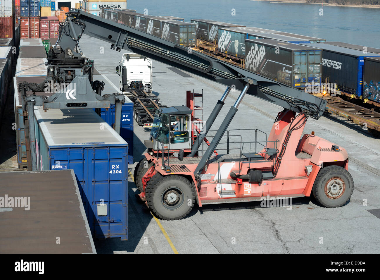 Container für Verladung auf LKW am Containerhafen Niehl, Köln ausgewählt zu werden. Stockfoto