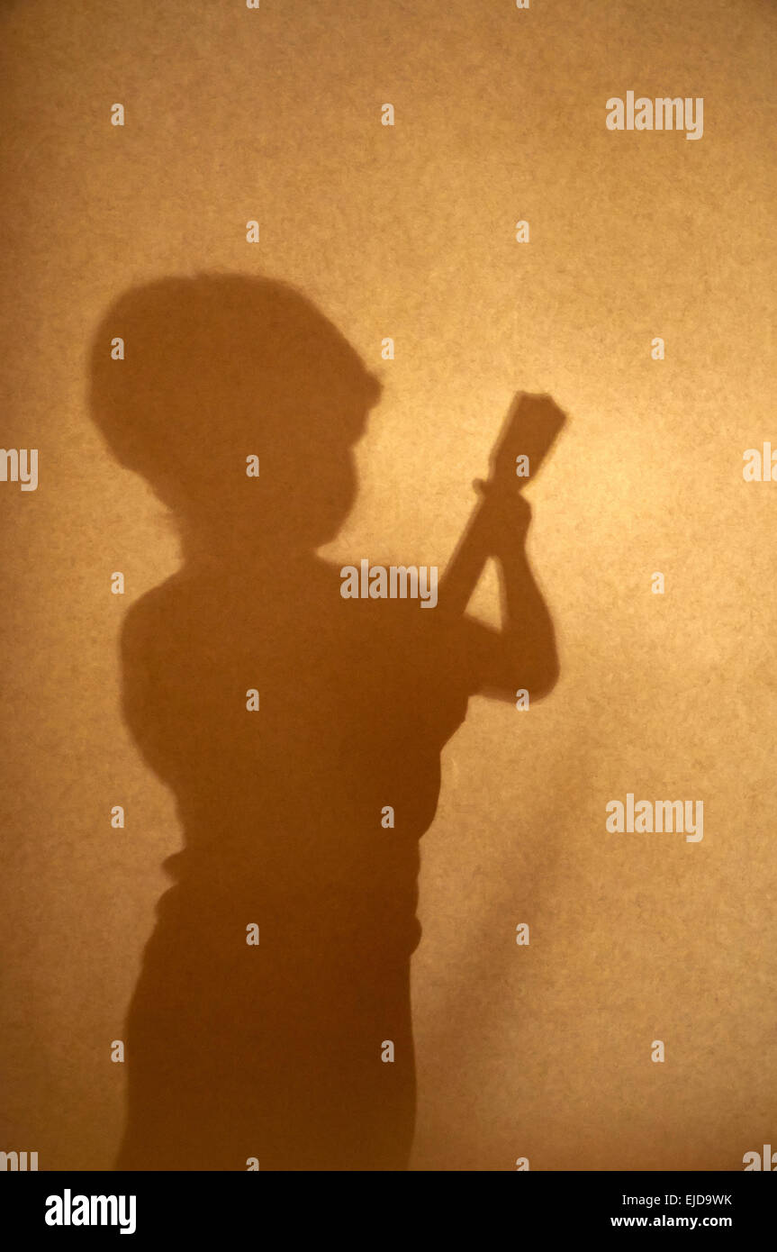 Sepia Silhouette eines jungen, Gitarre spielen Stockfoto