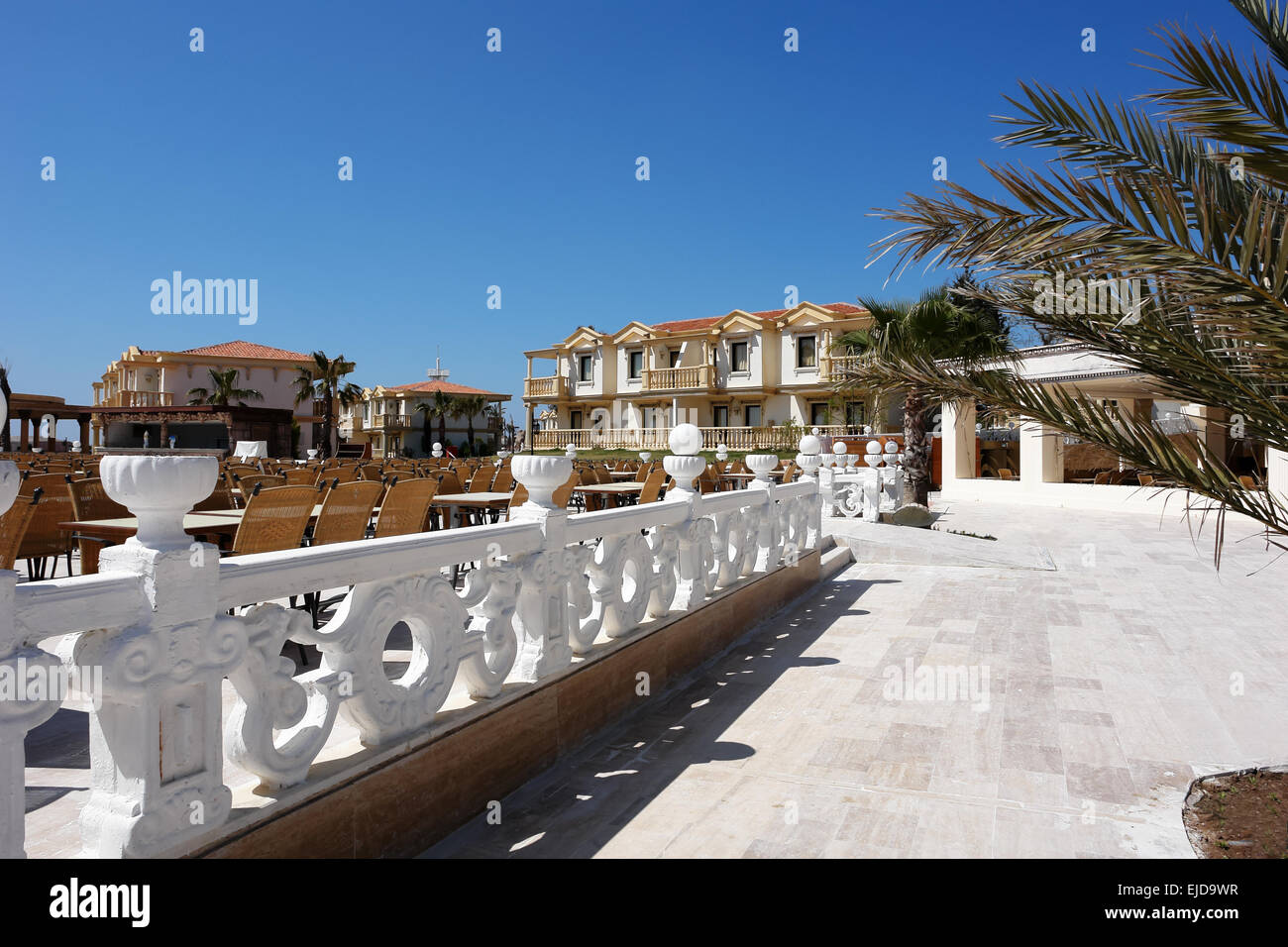 Blick auf die Terrasse und die Gebäude des türkischen Hotels in Belek-Dorf. Stockfoto