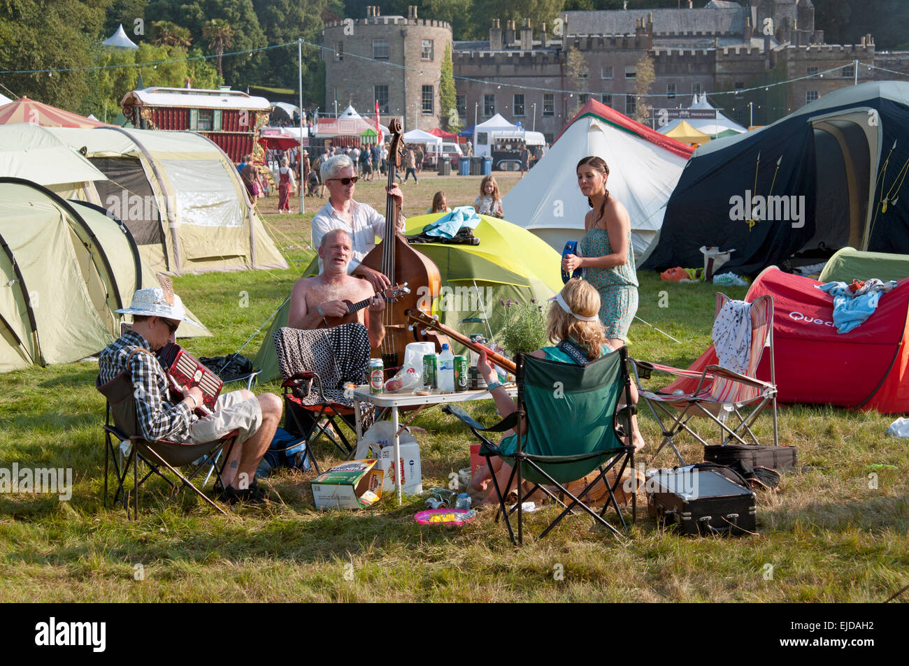 Musiker spielen unter den Campingplatz Zelten vor dem Haupthaus im Hafen Eliot literarische Festival Cornwall UK Stockfoto