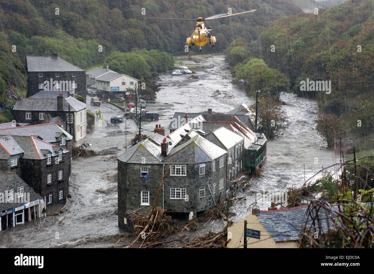 Boscastle Überschwemmungen Notdienste am Tatort nach einer Wasserwand Riss durch Küstenstadt Cornwall, 16. August 2004. Stockfoto