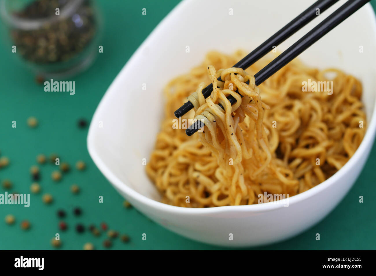 Chinesische Nudeln auf Essstäbchen, Nahaufnahme Stockfoto