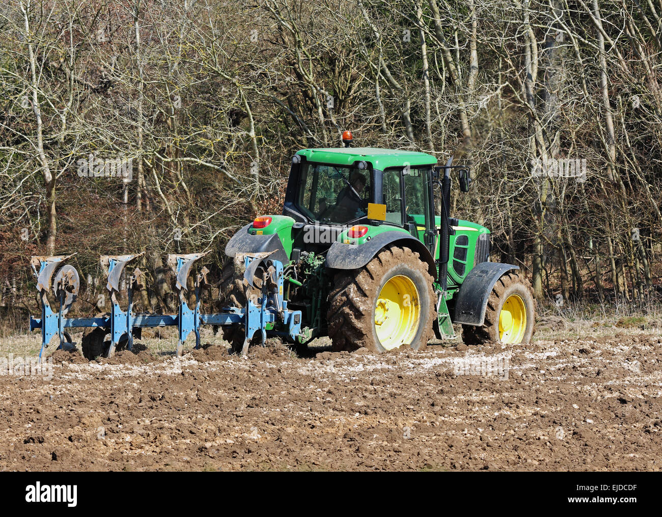 Ein Feld im zeitigen Frühjahr Pflügen Traktor Stockfoto