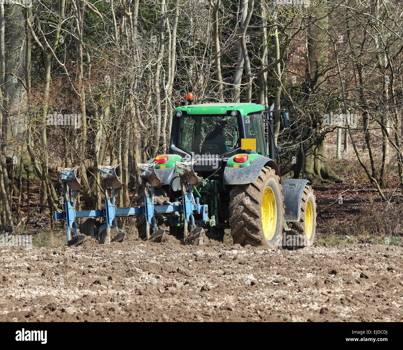 Ein Feld im zeitigen Frühjahr Pflügen Traktor Stockfoto