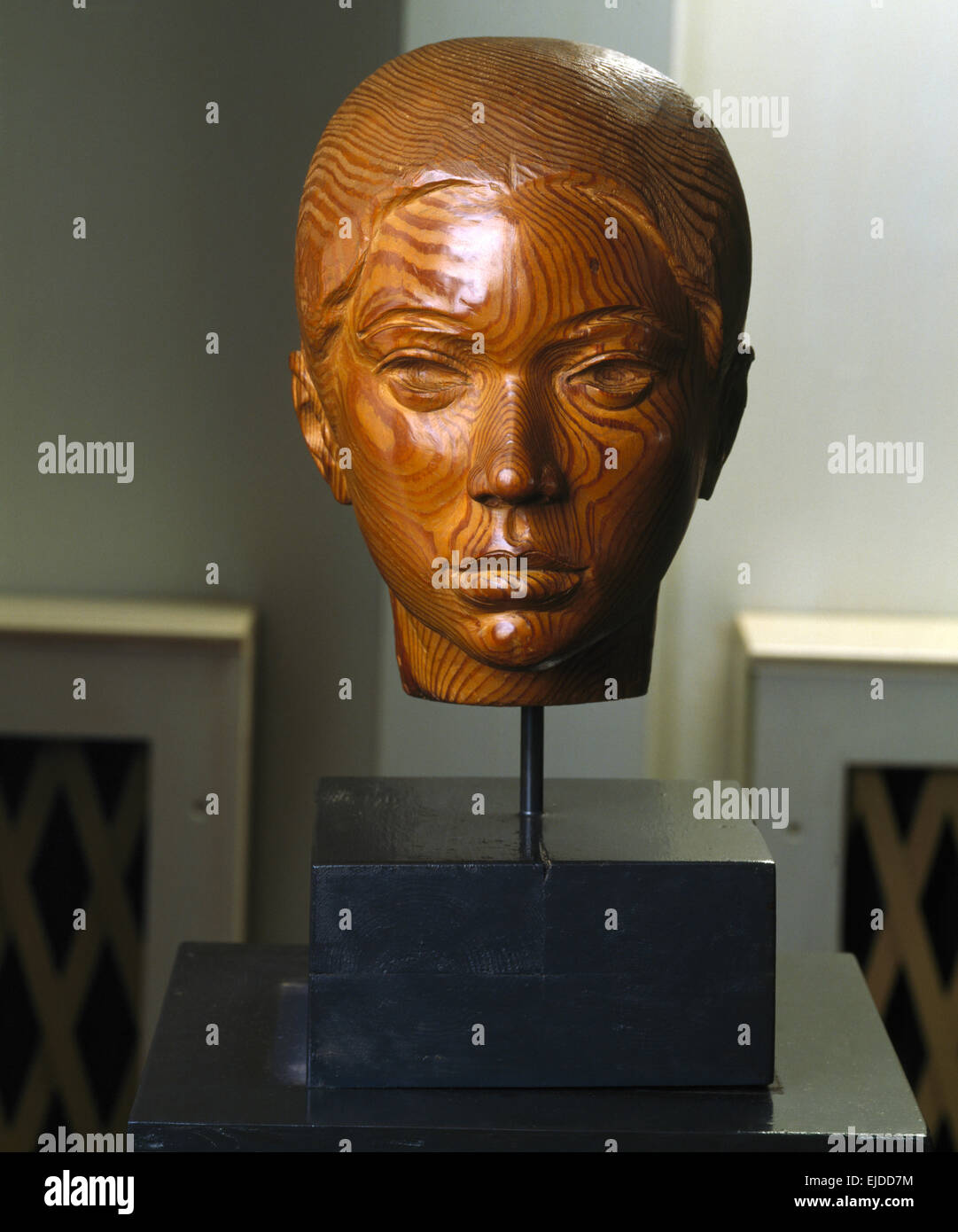 Hölzerne Skulptur Kopf auf Sockel Stockfoto