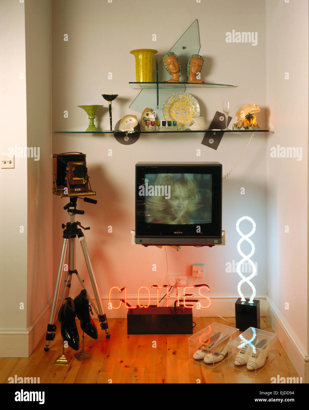 Nahaufnahme von Vintage-Kamera und Neon-Beleuchtung mit Retro-Fernseher im Wohnzimmer der achtziger Jahre Stockfoto