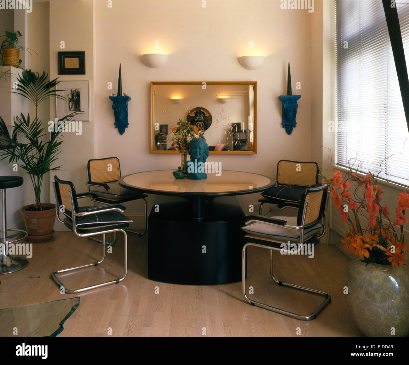 Chrom, freitragende Stühle und runder Tisch im Esszimmer der achtziger Jahre Stockfoto