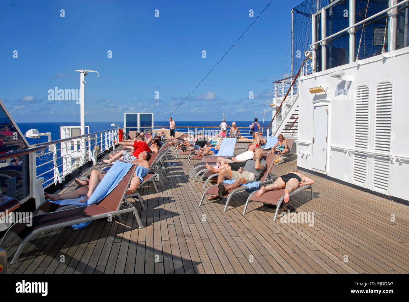 Passagiere in der Sonne an Deck Kreuzfahrt auf See Stockfoto