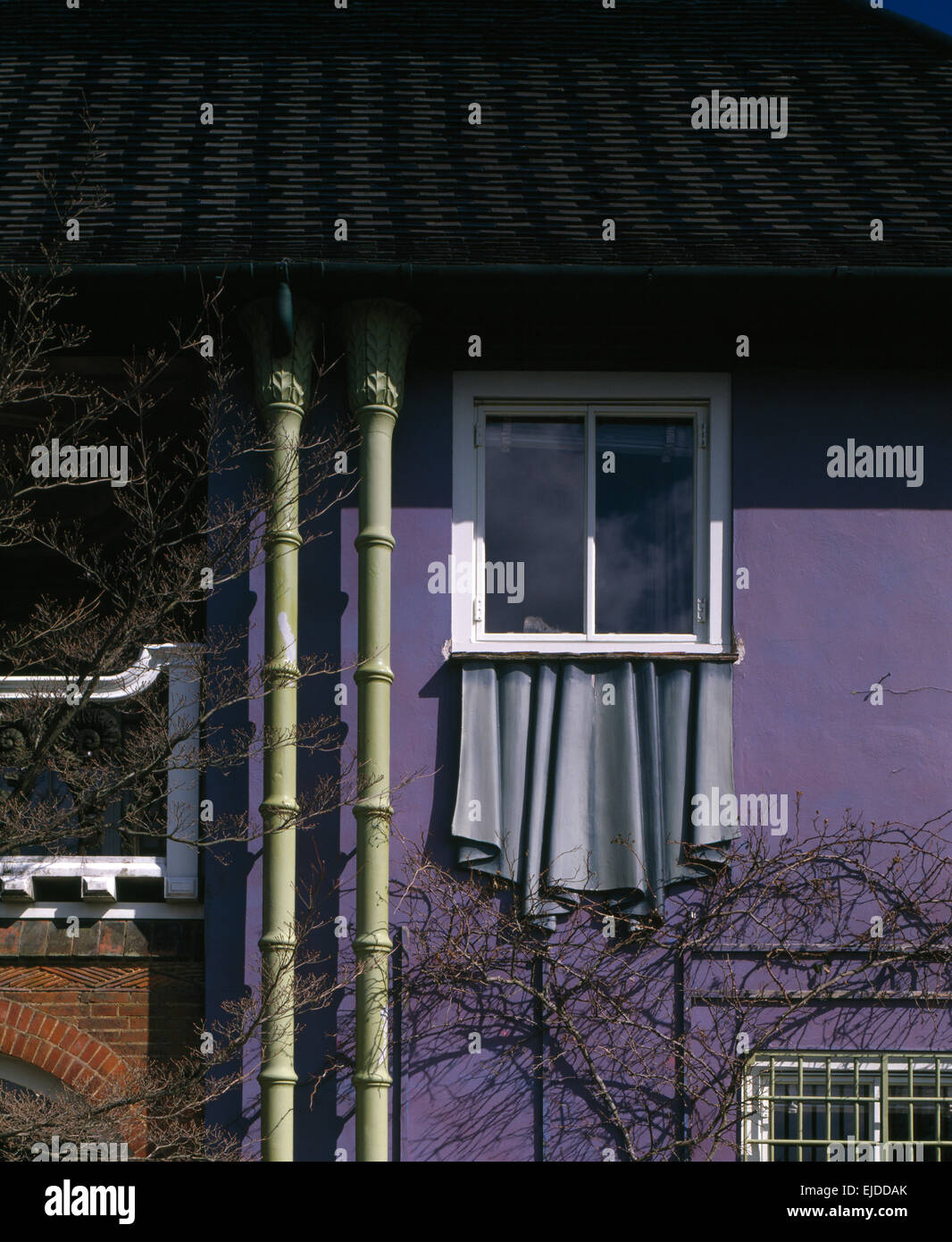 Trompe-l ' lackiert Vorhang unter Fenster im Außenbereich von lila Haus ehemalige Heimat der surrealistischen Edward James Stockfoto