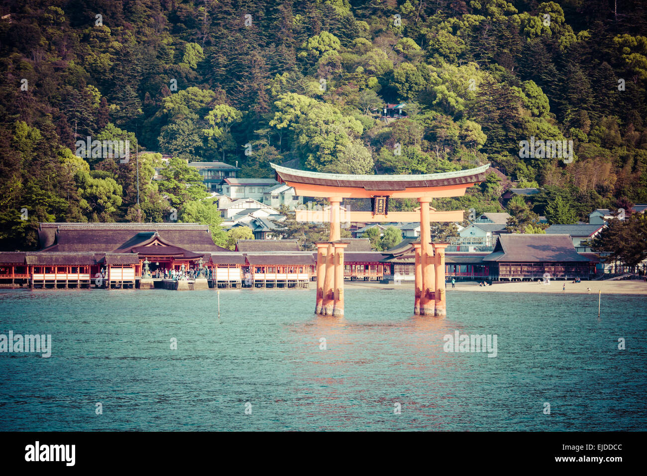 Miyajima, berühmte große Shintō Torii stehend in den Ozean in Hiroshima, Japan Stockfoto