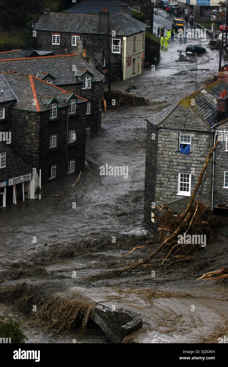 Boscastle Überschwemmungen Notdienste am Tatort nach einer Wasserwand Riss durch Küstenstadt Cornwall, 16. August 2004. Stockfoto