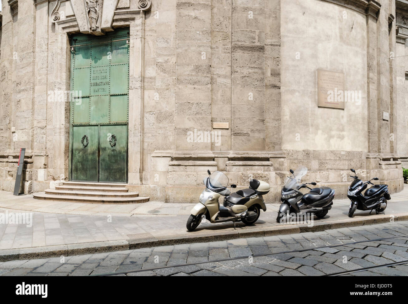 Roller außerhalb der Tempel von San Sebastiano, Mailand Italien Stockfoto