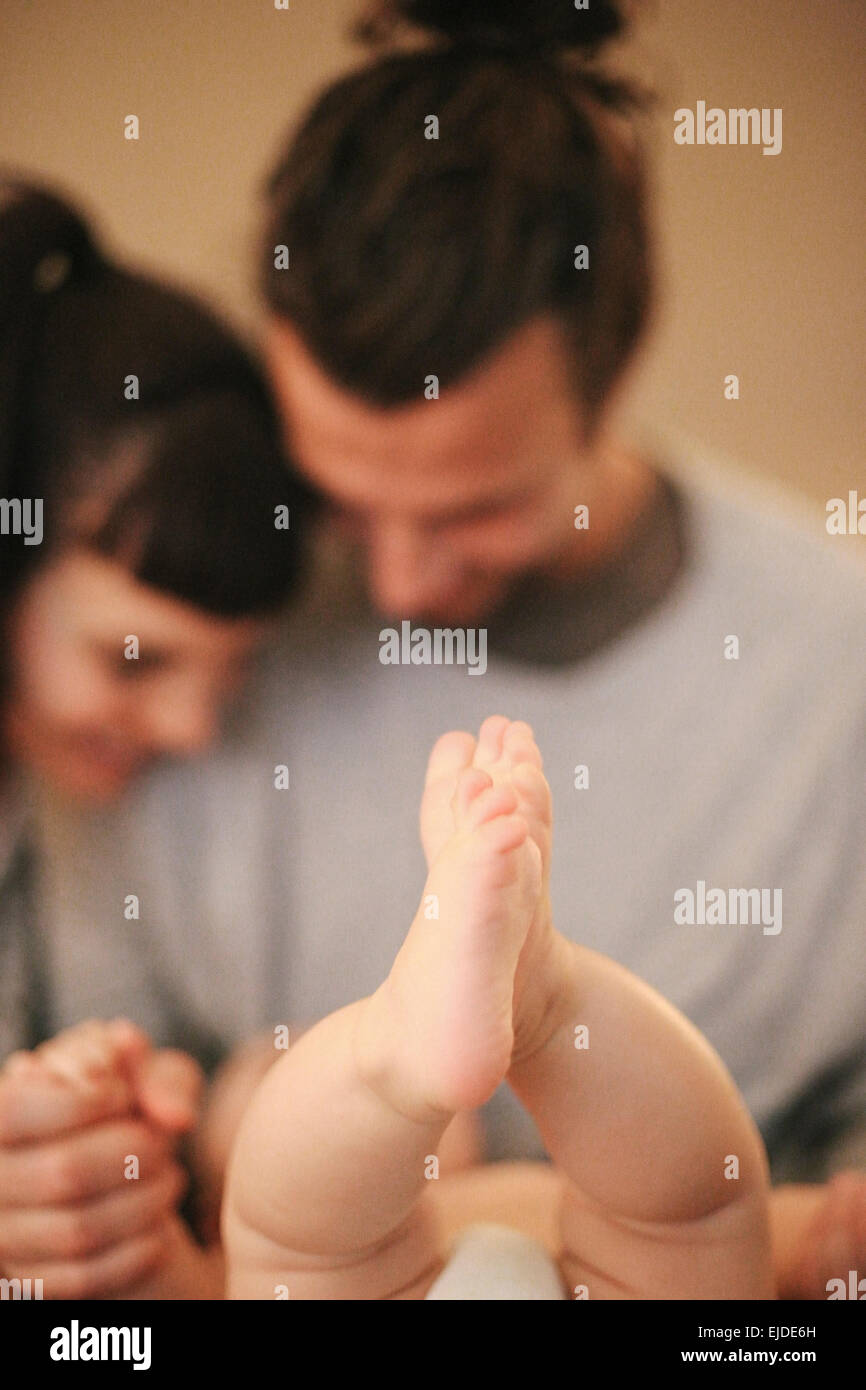 Eine Mutter und Vater mit ihrem kleinen Baby. Stockfoto
