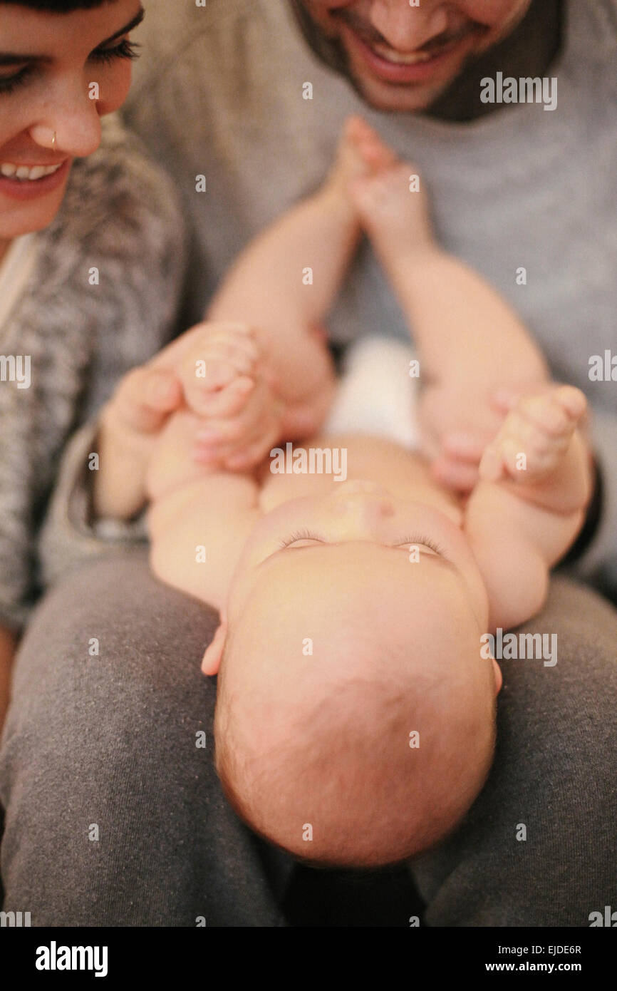 Eine Mutter und Vater mit ihrem kleinen Baby. Stockfoto