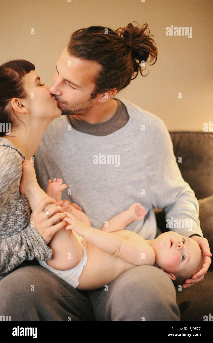 Eine Mutter und Vater mit ihrem kleinen Baby. Stockfoto
