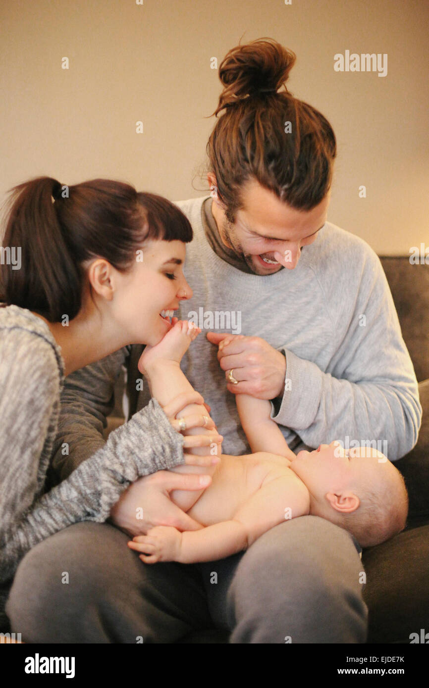 Eine Mutter und Vater mit ihrem kleinen Baby. Stockfoto