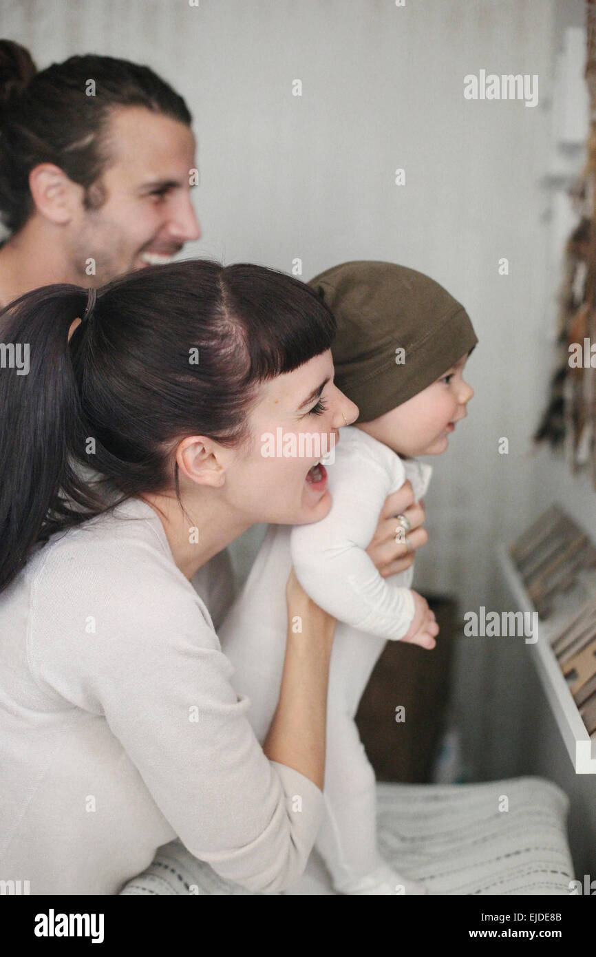 Eine Mutter und Vater zu ihrem Kind, in den Spiegel. Stockfoto