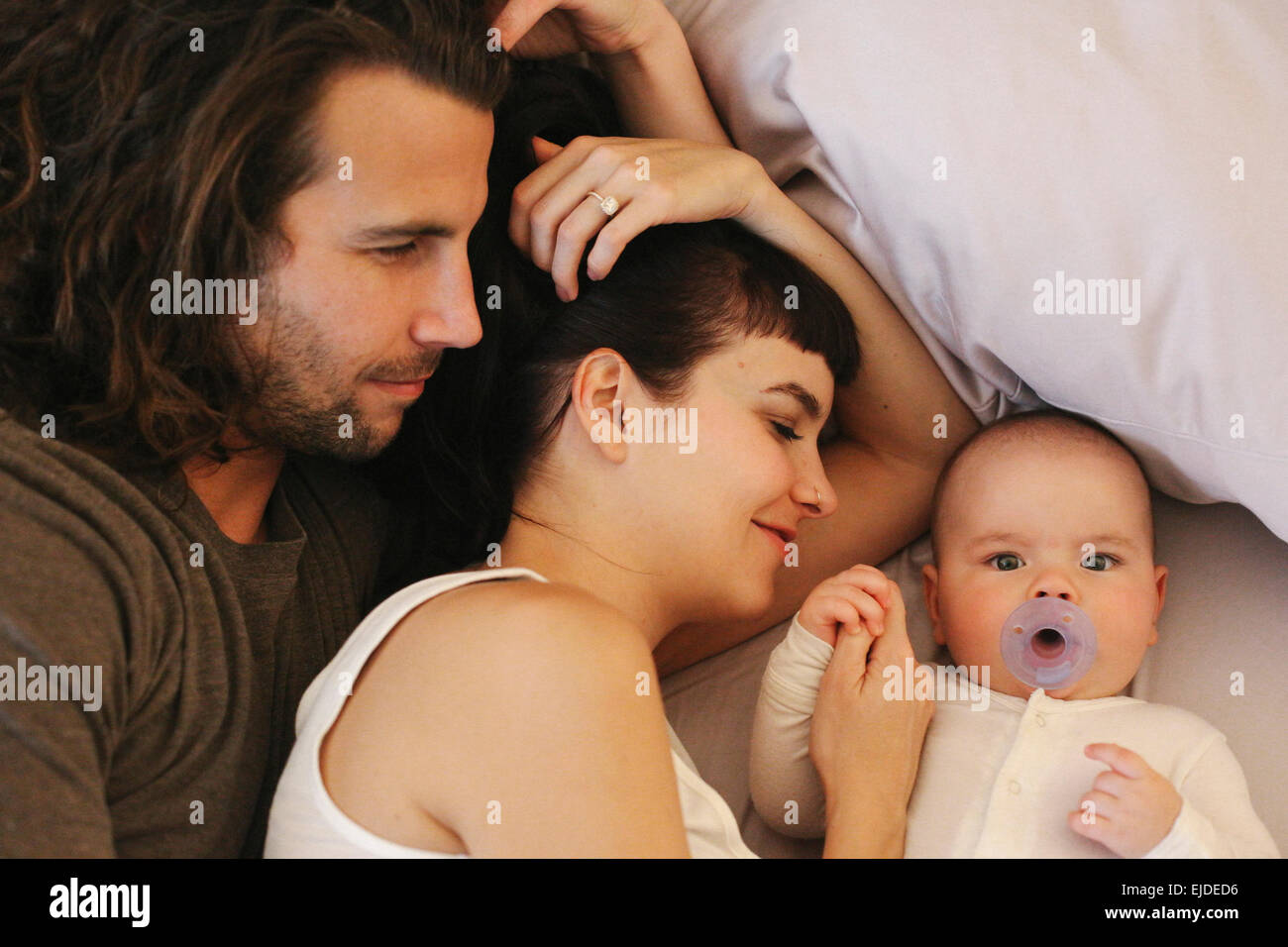 Eine Mutter, Vater und junge Baby zu Hause zu spielen. Stockfoto