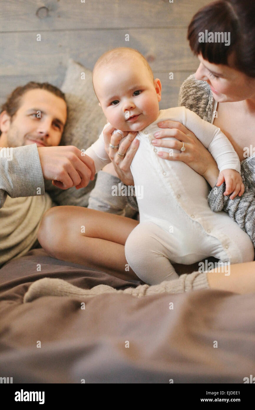 Eine Mutter, Vater und junge Baby zu Hause zu spielen. Stockfoto