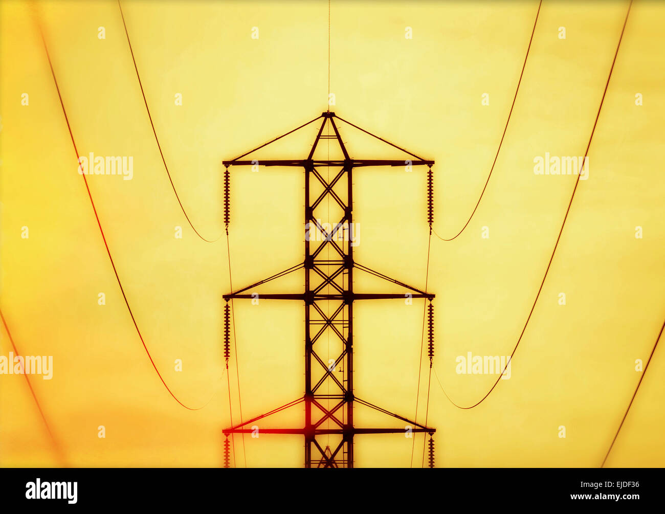 Ein hydro-Tower, ein Strommast, Metallstruktur mit Armen Stromleitungen, gegen einen lebhaften gelben Himmel tragen. Stockfoto