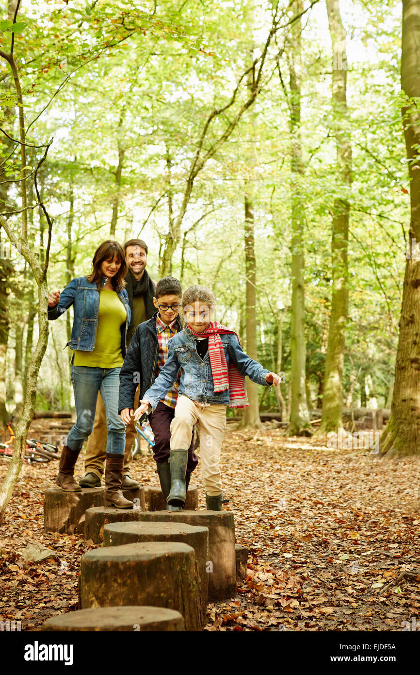 Buchenwälder im Herbst. Eine Familie mit zwei Kindern. Stockfoto