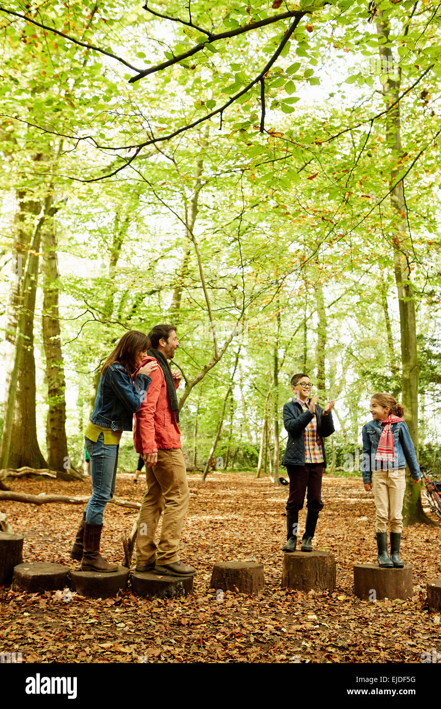 Buchenwälder im Herbst. Eine vierköpfige Familie im Wald. Stockfoto