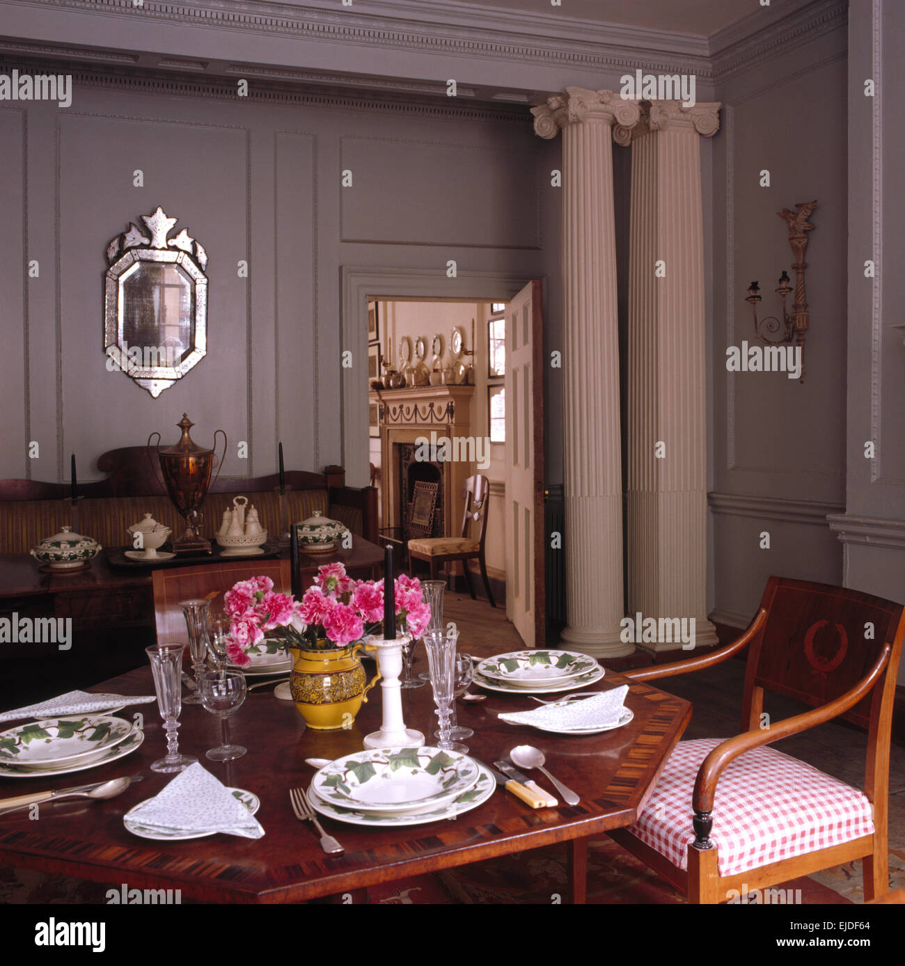 Klassischen Säulen in grauen Neunzigern Esszimmer mit Tisch für das Mittagessen Stockfoto