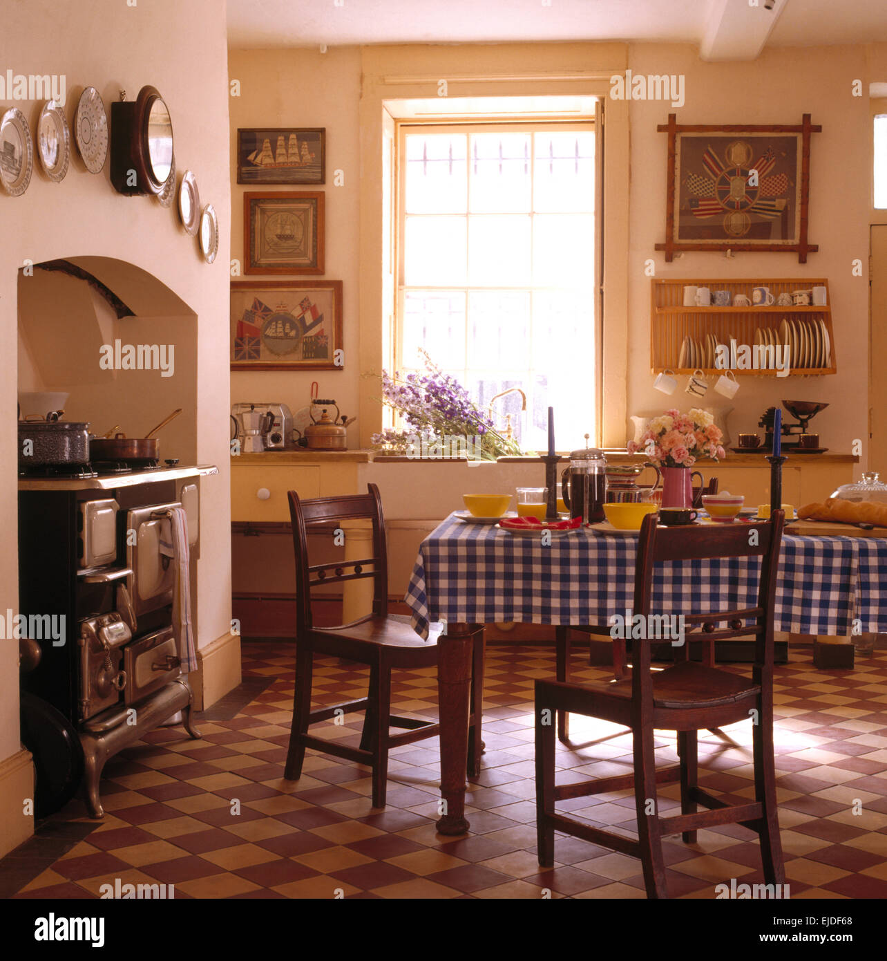Überprüft Tuch auf dem Tisch in der neunziger Jahre Küche mit Schachbrett-Board gefliesten Boden und Sortiment Stockfoto