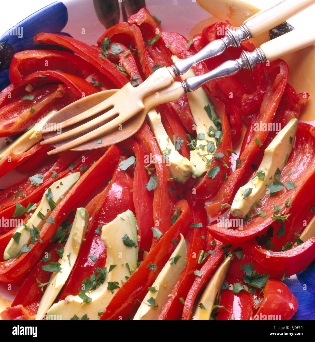 Nahaufnahme eines geschnittenen Paprika und Avocado-Salat Stockfoto