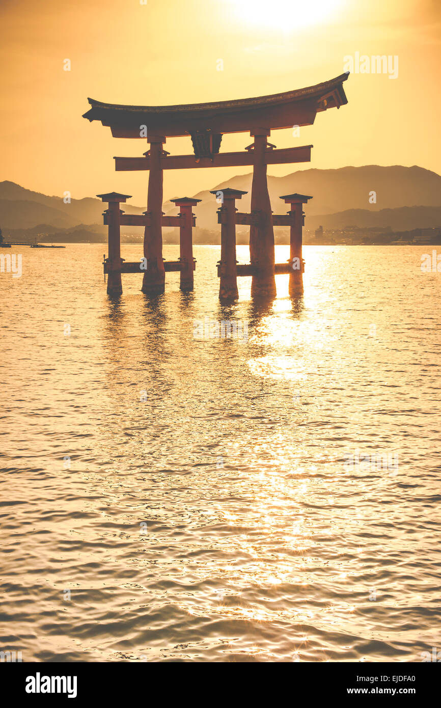 Miyajima, berühmte große Shintō Torii stehend in den Ozean in Hiroshima, Japan Stockfoto