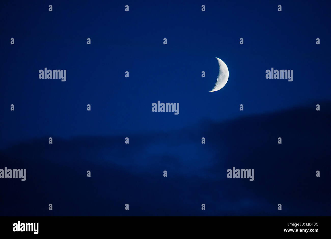 Der Halbmond in den Nachthimmel. Weiße Form, Half Moon, hängen in den tiefblauen Himmel Stockfoto
