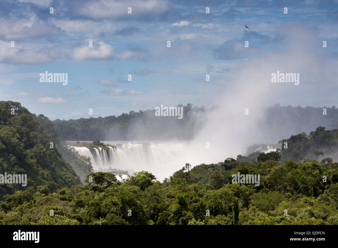 Argentinien, Iguazu Wasserfälle, Fernblick über Garganta el Diablo Wasserfall über Regenwald Stockfoto