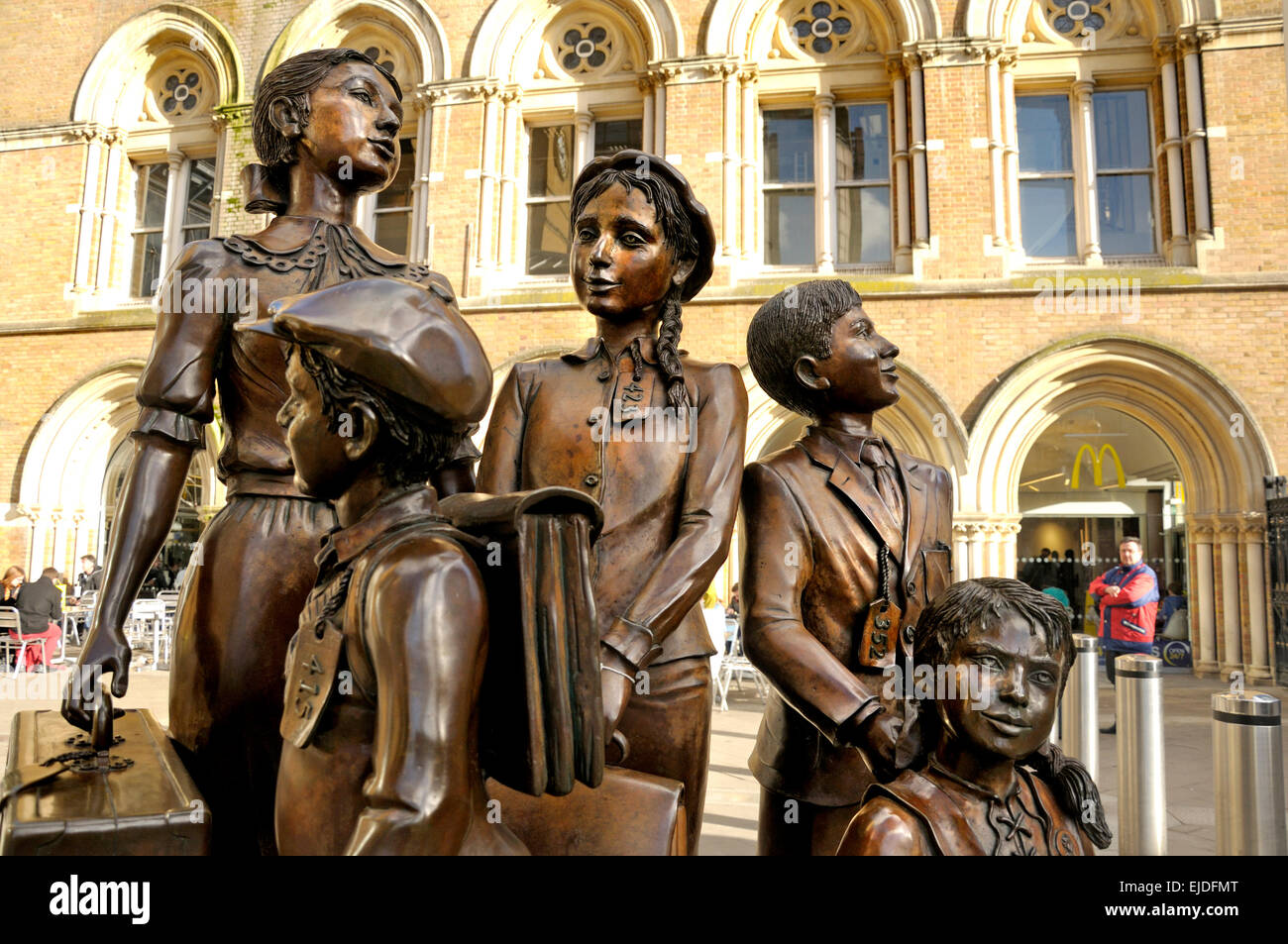 London, England, UK. Kinder der Kindertransport Denkmal (2006; Frank Meisler) in Liverpool Street Station. Stockfoto