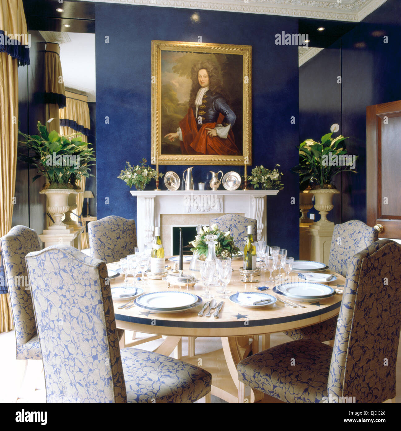 Tisch für das Mittagessen in Blau der neunziger Jahre Esszimmer mit gespiegelten Nischen und große Portrait in Stockfoto