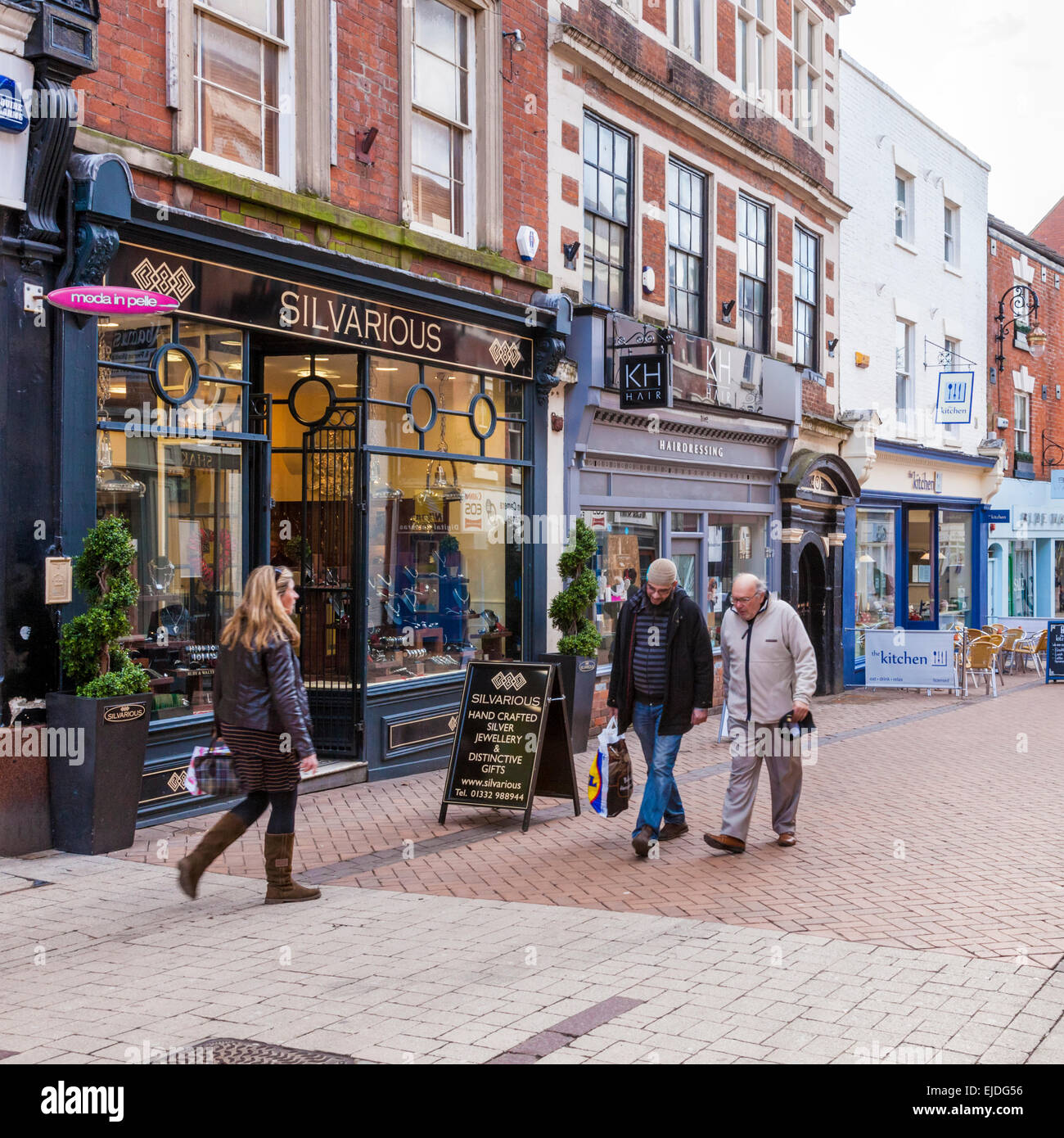 Die Menschen und Geschäfte auf Sattler Tor in Derby, England, Großbritannien Stockfoto