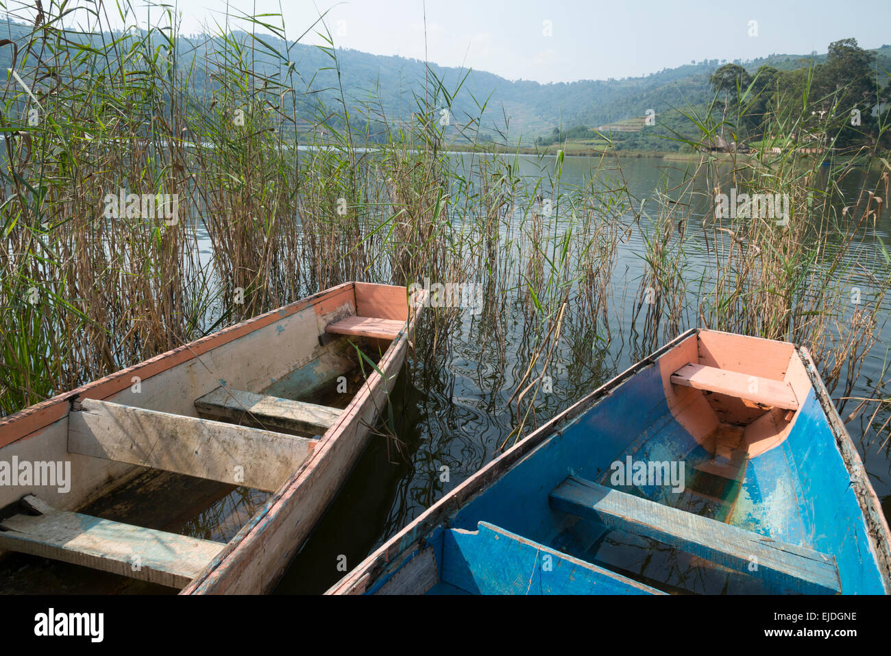 Zwei schmuddeligen Boote am Lake Bunyonyi. Uganda. Stockfoto
