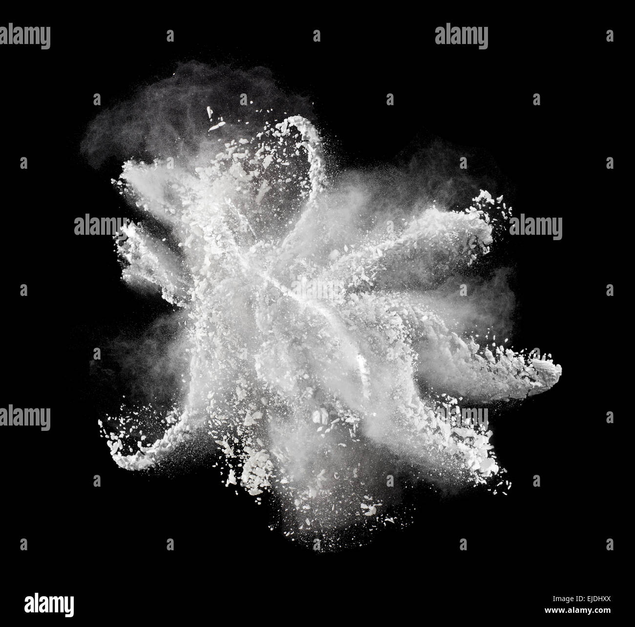 Abstrakte Muster der weiße Pulverwolke gegen Einbruch der Dunkelheit Stockfoto