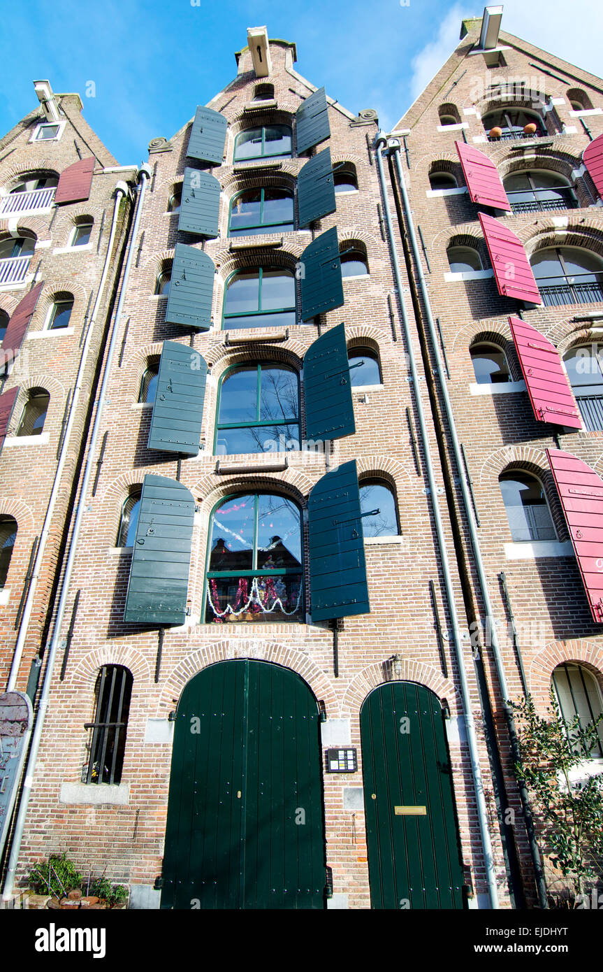 Ein 6 Ebene hohe Canalside Gebäude in Amsterdam. Ehemals Lagerhallen, diese wurden in Wohnungen umgewandelt. Stockfoto